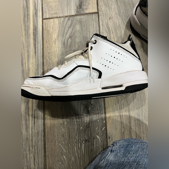 Air Jordan White and Black Sneakers Courtside 23 Size 6Y 7.5 Womens Unisex - Picture 6 of 7